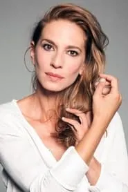 Foto de Laura Domínguez como Agente Cristina Mariño "Tina"