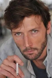 Foto de Laurent Kerusoré como Thomas Marci