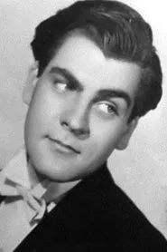 Lewis Howard en Raiders of the Desert