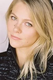 Foto de Lily Cowles como Isobel Evans-Bracken