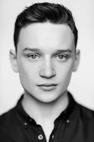 Foto de Louis Greatorex como Lawrence