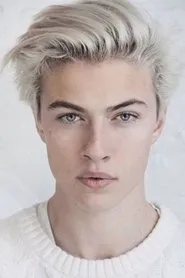 Lucky Blue Smith en Love Everlasting