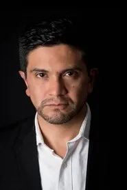Foto de Luis Bernal interpretando a Iván Insuasti en Investigación Siniestra