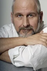 Foto de Lutz Reichert interpretando a Dr.Masten en Separadas al nacer