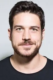 Foto de Marco Pigossi como Eric