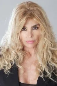 Foto de Marina Occhiena interpretando a Sig.ra Boccioni en Abbronzatissimi 2 - Un anno dopo