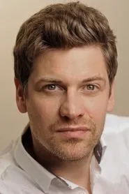 Foto de Markus Baumeister interpretando a Kaibekingkarl en Der Komödienstadel - Agent Alois