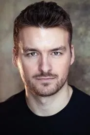 Foto de Matt Stokoe como Pat Holman