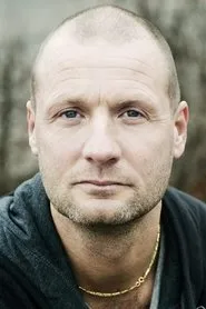 Foto de Matti Berenett como Tom Bovallius