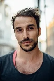 Max Alberti en Comprometida y engañada