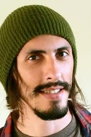 Foto de Michael Delgado interpretando a Gus en Zoombies