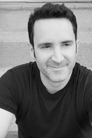 Foto de Michael James Dukes interpretando a Mike the coffee Shop Manager en Searching for David's Heart
