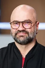 Foto de Mihkel Raud interpretando a Jaanus Kiik en Kiik, kirves ja igavese armastuse puu