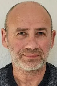 Mikhail Belinson en Flee: Huyendo de casa