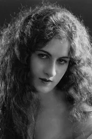 Mildred Moore en The Rattler's Hiss