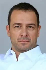 Foto de Murat Aygen como Faruk Beylice