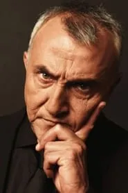 Foto de Mustafa Alabora interpretando a Kamil Zeki Bey en Uzun Hikaye