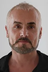 Retrato de Naci Adigüzel
