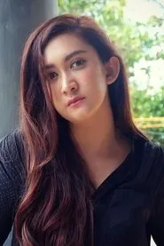 Nafa Urbach en Mangga Muda