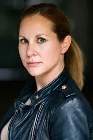 Foto de Nathalie Griffin interpretando a Serviererin en Alter und Schönheit