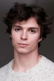 Foto de Nicholas Alexander Chavez como Father Charlie Mayhew