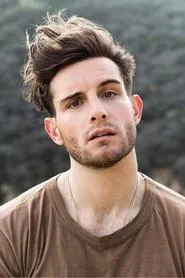 Nico Tortorella en TWD World Beyond: The Journey So Far