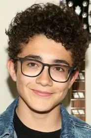 Foto de Nicolas Bechtel como Lewie Diaz