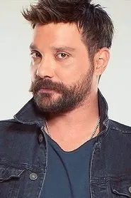 Retrato de Oğuzhan Uğur