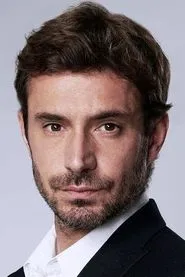 Oliver Farnworth en Love Type D