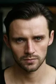 Foto de Oliver Walker interpretando a Adam Kowinski en The Art of Love