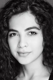 Oznur Cifci en Crushed Wings