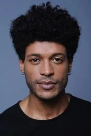 Foto de Paulo Pascoal interpretando a Philip Brukoni en Retratos del pasado