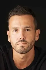 Foto de Pedro Teixeira como Marcos Costa de Santa Cruz