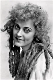 Peggy Pearce en Charlot extremadamente elegante