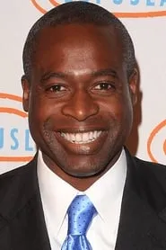Foto de Phill Lewis interpretando a Judge McKible en Un chihuahua en Beverly Hills 2