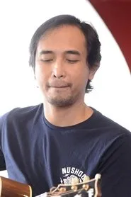 Foto de Piyu Padi interpretando a Atasan Jeremy en Me And You Vs The World