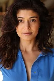Pooja Batra en One Under the Sun