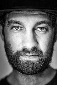 Retrato de Renan Öztürk