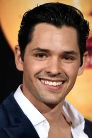 Foto de Ricardo Abarca como Sebastián "Hache" Acuña