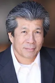 Foto de Richard Narita interpretando a Jim Yamaguchi en Exo-Man