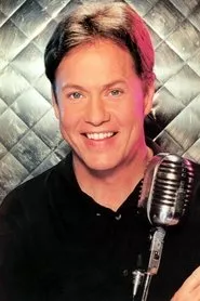 Foto de Rick Dees interpretando a Gordon Kong en Record City