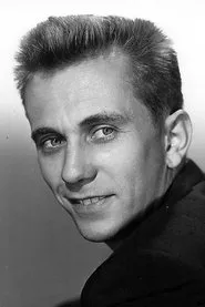Foto de Robert Ivers interpretando a Pvt. Kirk Wilson (Escaped POW) en The Young and the Brave