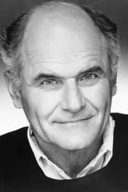Foto de Robert Levine como C. Dennis Jackson