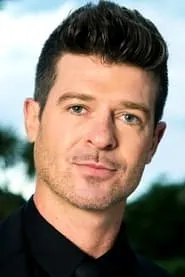 Foto de Robin Thicke interpretando a Self en The El Duce Tapes