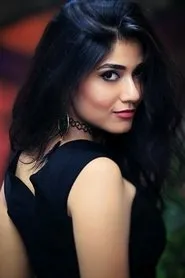 Sainee Raj en INT. CAFÉ – NIGHT
