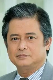 Retrato de Santisuk Promsiri