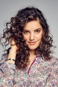 Foto de Sarah Aratoová como Erika Wolfová