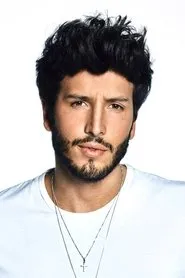Foto de Sebastián Yatra interpretando a Toddrick Spencer en Infiltrada en la NASA