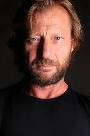 Retrato de Selahattin Bel