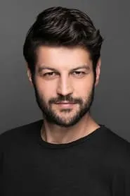 Foto de Serhat Teoman como Ali Kemal Karasu